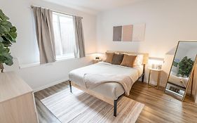 Walkable Apt Next To Restaurants, Bars, And Shops!